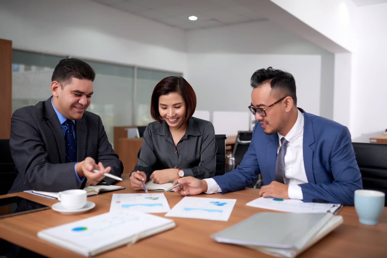 Các chuyên gia Viettonkin xem xét báo cáo gia nhập thị trường cùng khách hàng